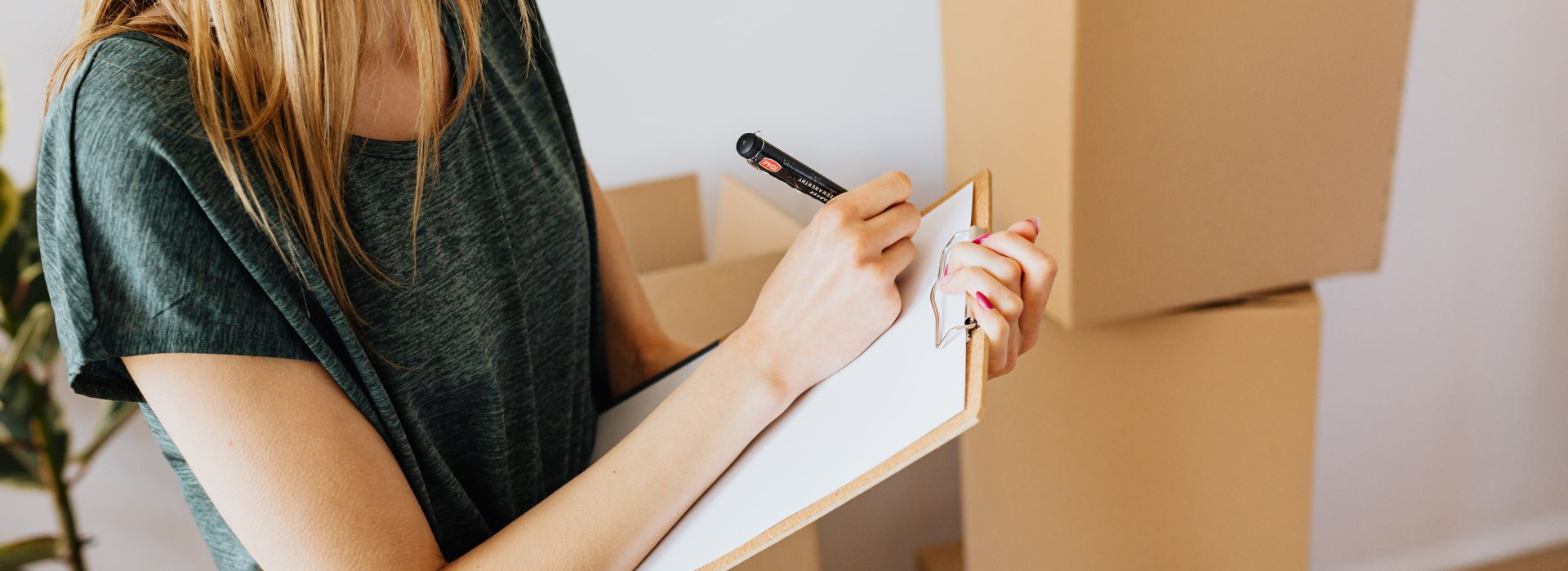 Cómo obtener residencia y permiso de trabajo con la regularización 2026